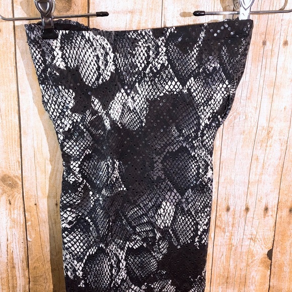 🔴 SOLD *3 for $15* Express Strapless Top Size XS - Picture 3 of 4